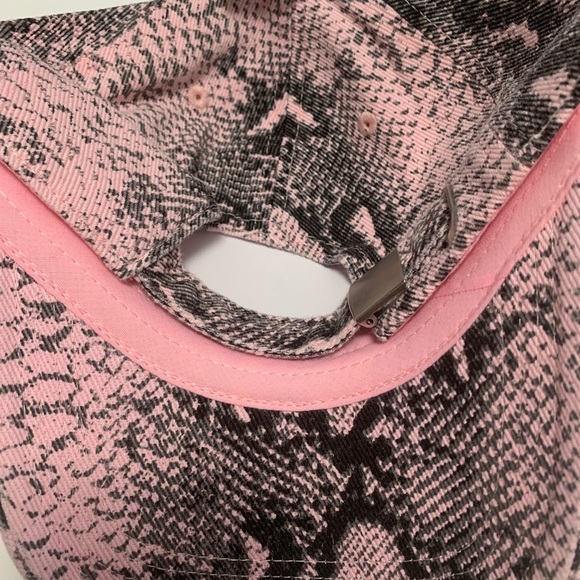 Baseball cap pink black snakeskin print NWT adjusts twill good gift idea summer - Picture 2 of 2